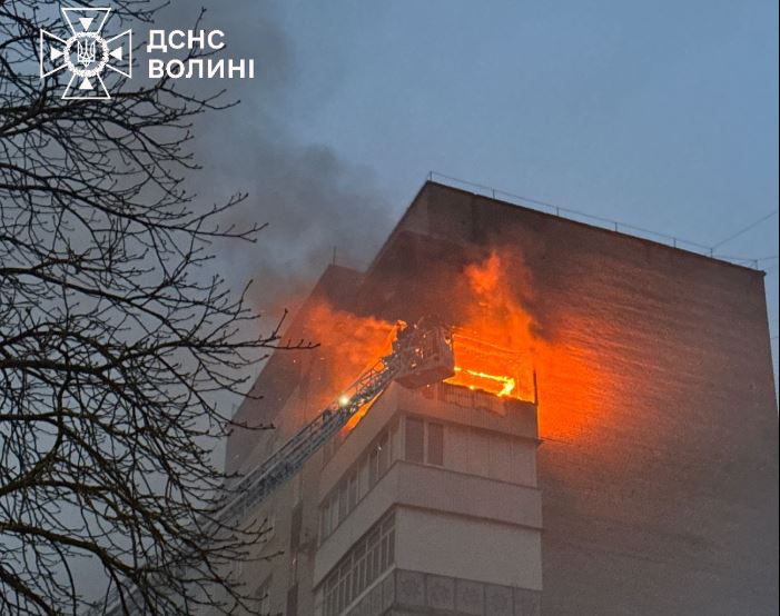 «Затрясся весь будинок»: що кажуть мешканці луцької багатоповерхівки, де внаслідок атаки «Шахедів» горіли два балкони