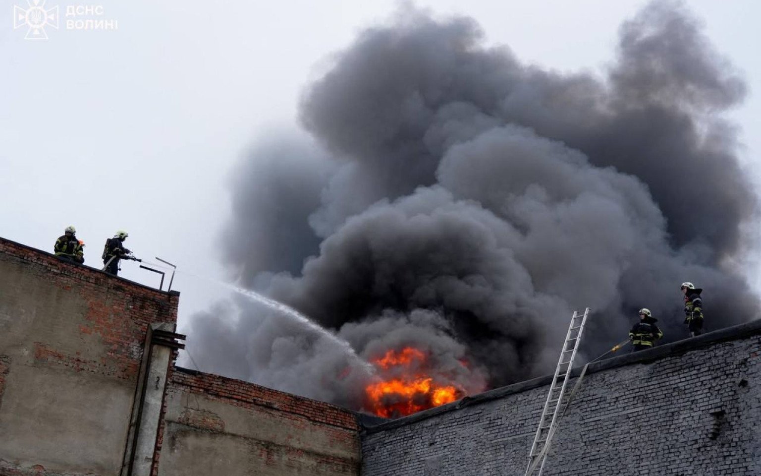 Через російську атаку в Луцьку постраждали склади мережі «Сім23» та «Сімі»