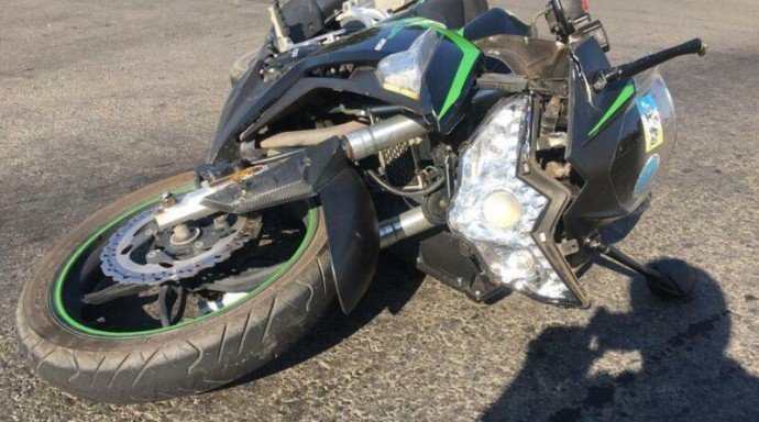 У Луцьку підліток на мотоциклі в’їхав у Volkswagen, а потім втік. Його розшукали і судили