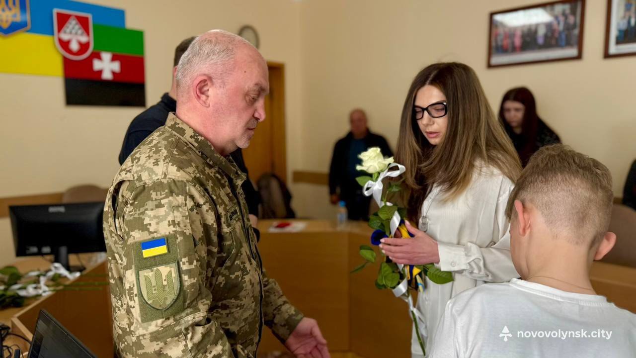 У Нововолинську посмертні нагороди трьох Героїв вручили їхнім сім’ям