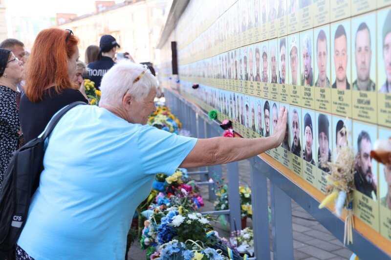 «Живемо з надією. Пам’ятаємо. Чекаємо»: де у Луцьку буде фотостенд зі світлинами безвісти зниклих воїнів