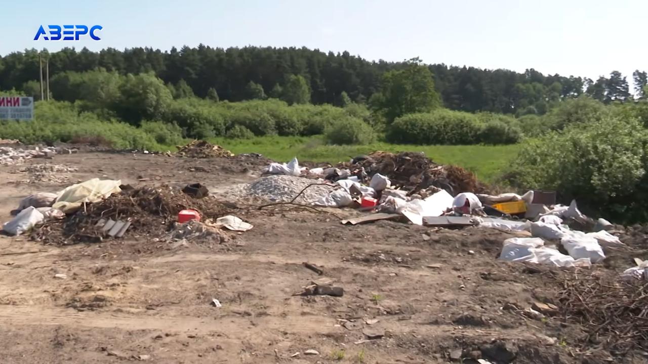 Комунальну ділянку при в’їзді в місто на Волині перетворили на сміттєзвалище