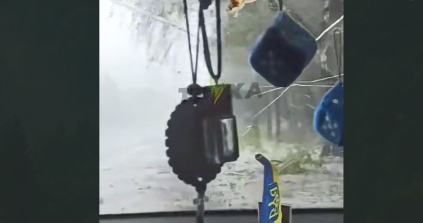 На Волині град побив лобове скло автівки. Відео