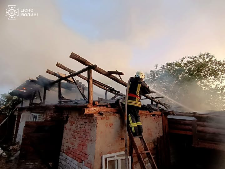 На Волині через блискавку горіла господарська споруда