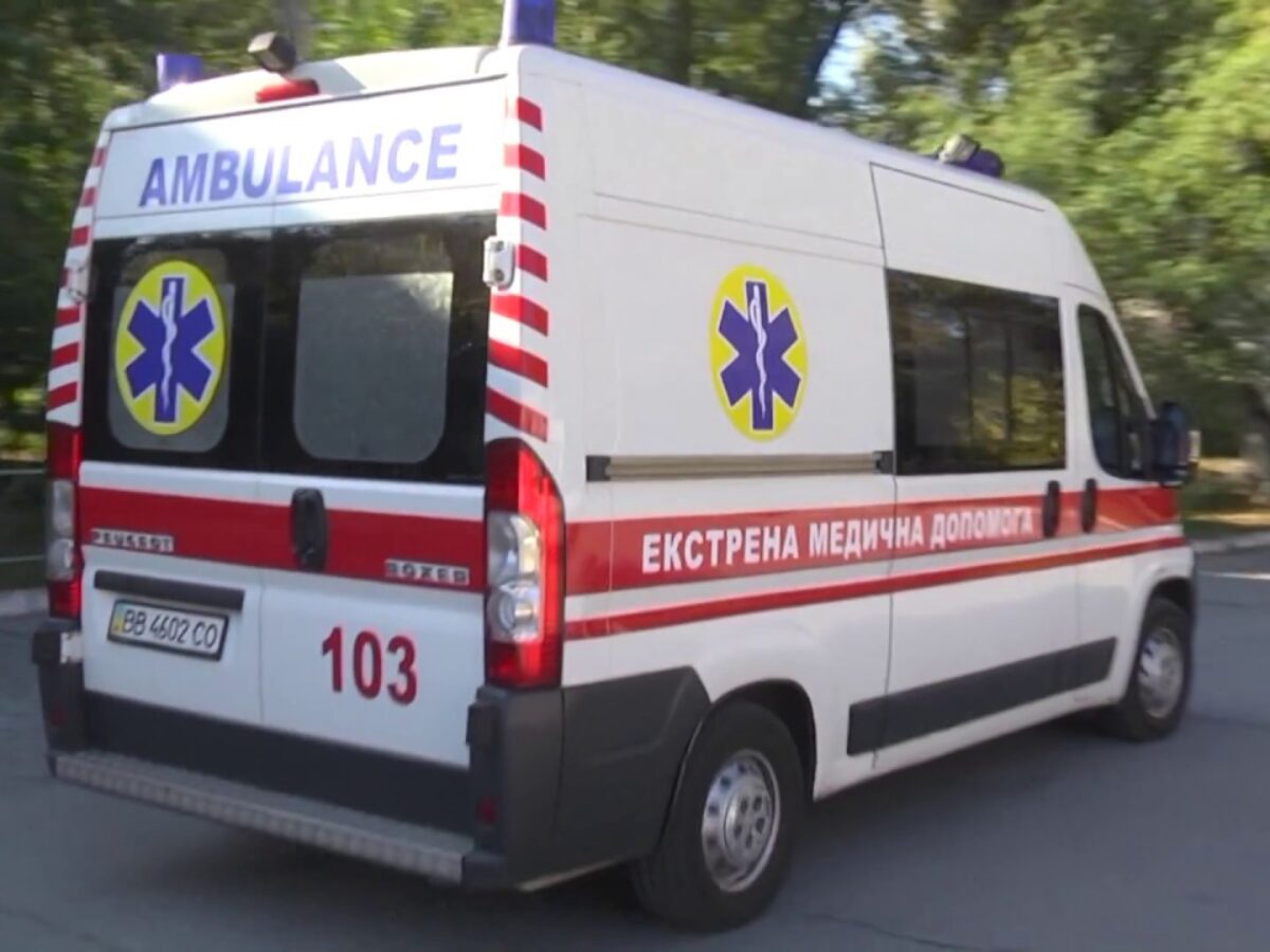 Капюшон затягнуло в копачку: поблизу Луцька медики врятували жінку від удушення