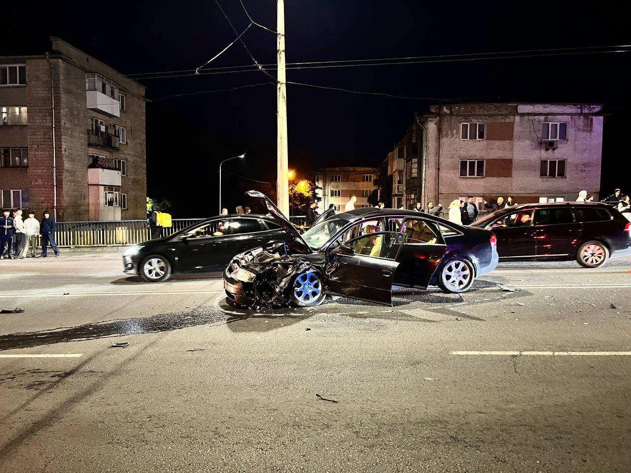 У Луцьку на мосту внаслідок ДТП перекинулося поліцейське авто. Відео