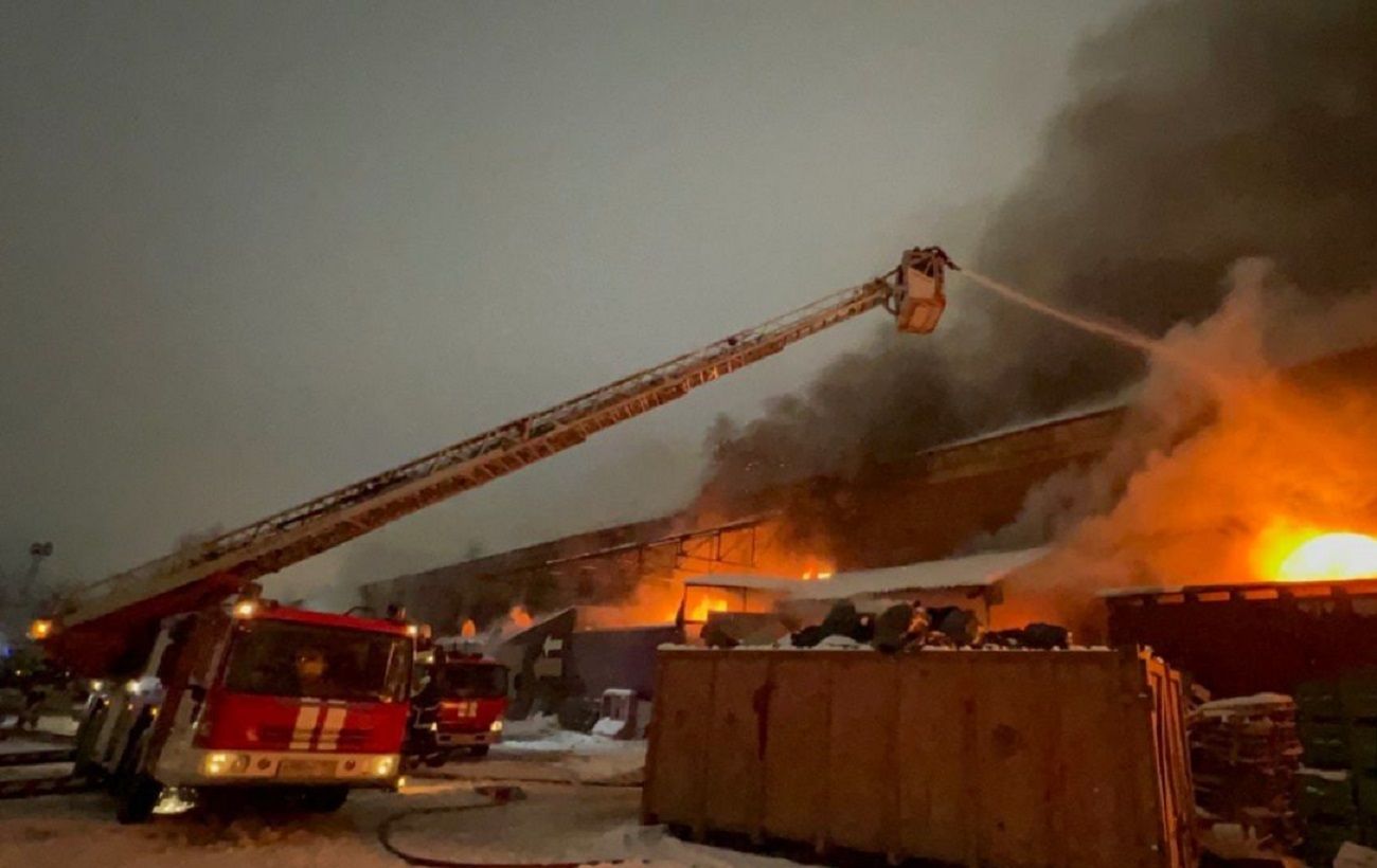 1547 г пожар в москве. пожар на крыше ленинский проспект. пожар в москве 16. тц мега химки пожар. пожар в москве 9.
