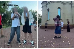 У Кропивницькому група дітей на території церкви співала російський шансон
