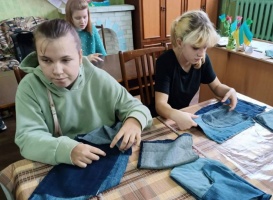 Учні Знам’янської спеціальної школи шили рукавиці для воїнів ЗСУ