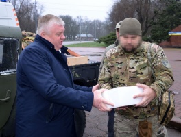 Юрій Дрозд передав захисникам України техніку та обладнання
