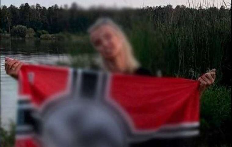Розповсюдження нацистської символіки: У Києві судитимуть 23-річну жінку, яка опублікувала своє фото з забороненим прапором у соцмережах