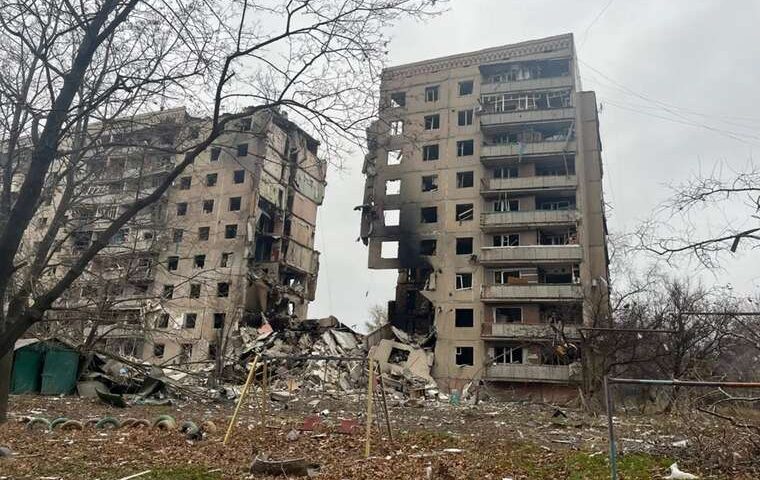 «Три години альпінізму»: Волонтери врятували літнє подружжя та кішку з сьомого поверху зруйнованого будинку у Костянтинівці