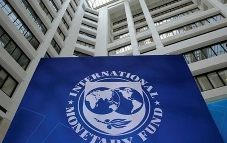 Bloomberg: Україна пообіцяла МВФ підвищити податки