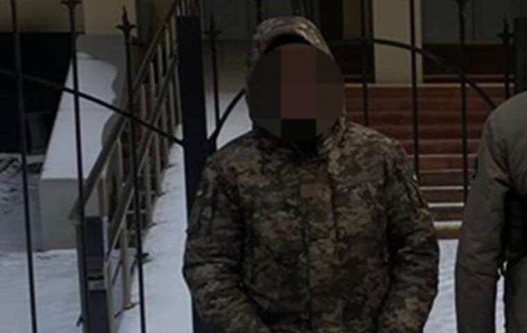 ДБР викрило військовослужбовця Держприкордонслужби, який переправляв ухилянтів до Румунії