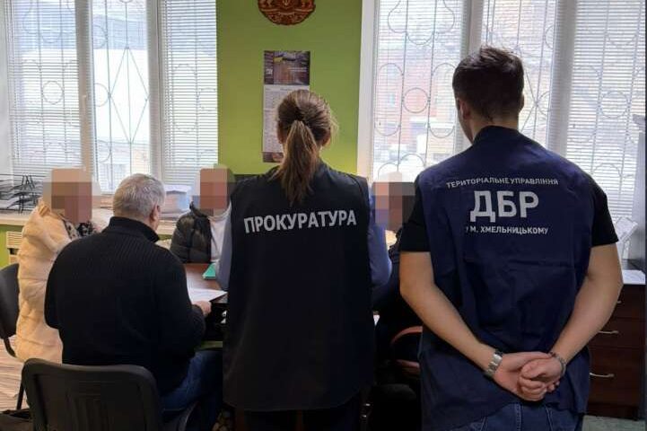 Митник Чернівецької митниці за 15 тисяч євро організовував виїзд військовозобов’язаних чоловіків за кордон