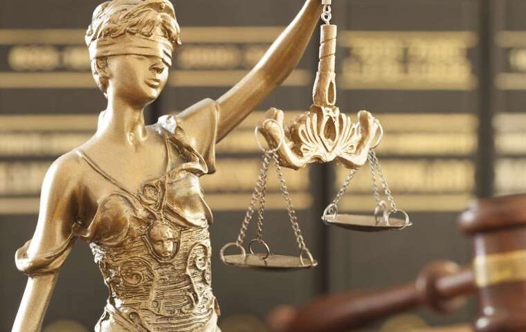 Луганський та Донецький окружні адмінсуди призупиняють роботу