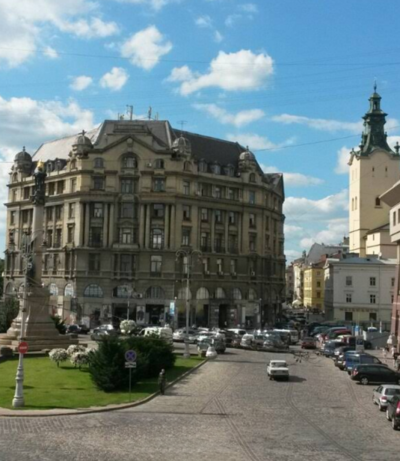 Садовий наклав вето на скандальний паркінг у центрі Львова: проєкт винесуть на публічне обговорення