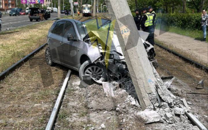 В Лузановке автомобиль сломал электроопору – трамваи больше не ходят
