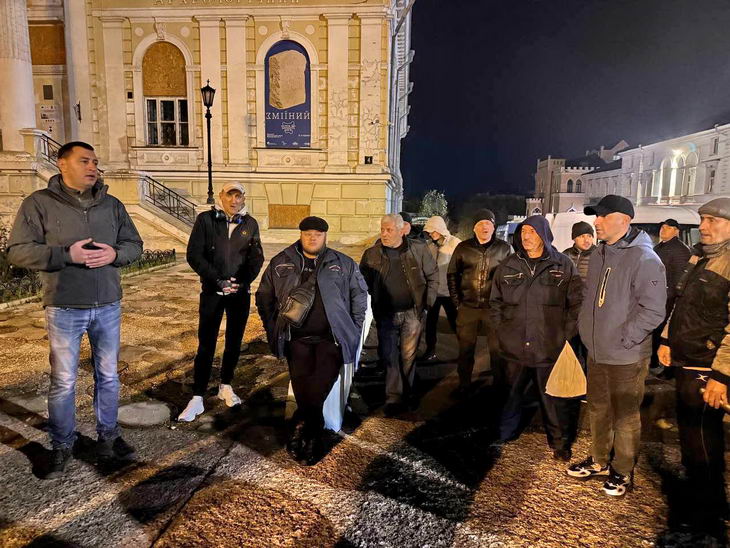 15 одеських комунальників поїхали на Донеччину – будувати фортифікації