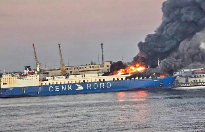 По Одеському порту рашисти завдали удар балістикою – горить паром