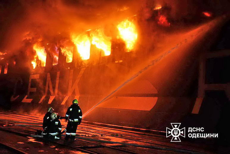 Подробиці ракетного удару по порому в Чорноморську (фото, відео)