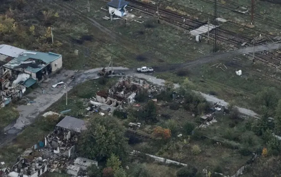 Оккупанты переодеваются в гражданскую одежду и пытаются перебросить технику в Покровск