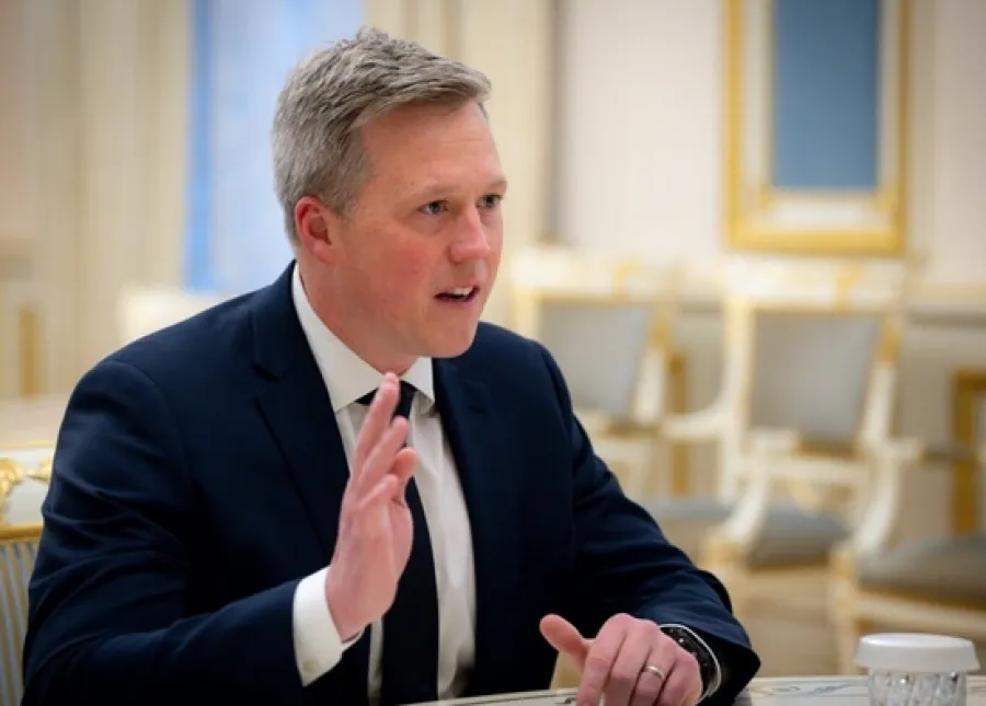 Дэн Дрисколл повез в Абу-Даби обновленный план мира США–Украина и покажет его российской делегации