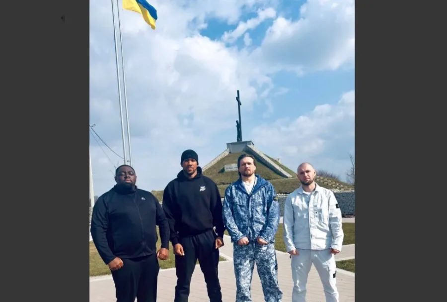 Звездный десант в столице: Усик кормит Джошуа борщом перед завтрашним шоу