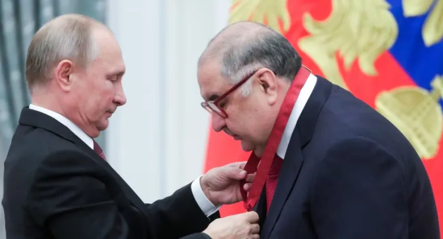 «Ничего, ничего, а потом — бабах, и остаются рога и копыта»: сценарий, как друзья вынесут Путина из Кремля