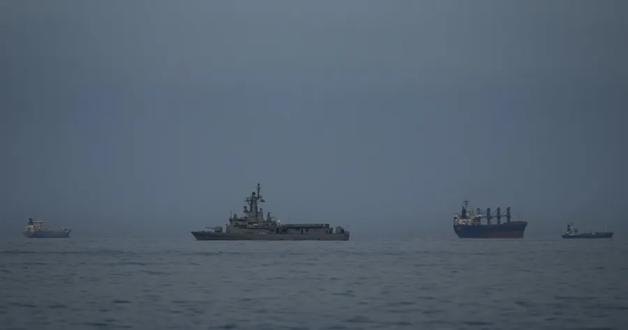 Военные корабли США начали сопровождать гражданские суда в Ормузском проливе