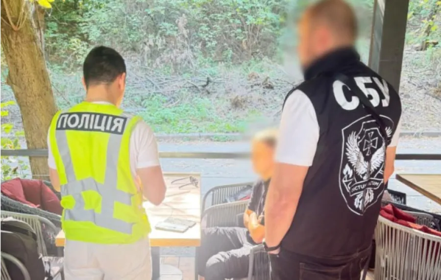 Кофе с наручниками: в Киеве адвоката задержали в кафе сразу после получения $13 тысяч за бронь