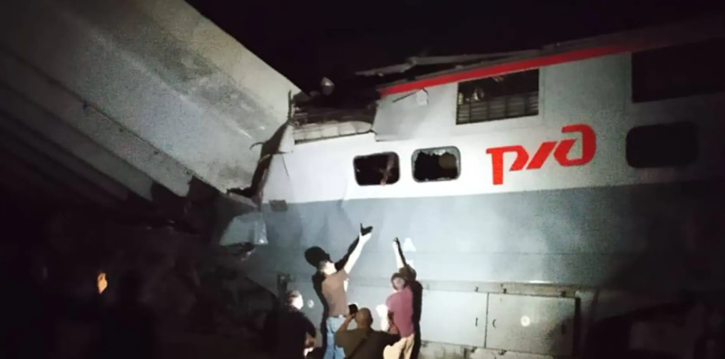 В Брянской области поезд врезался в рухнувший мост: видео с места происшествия