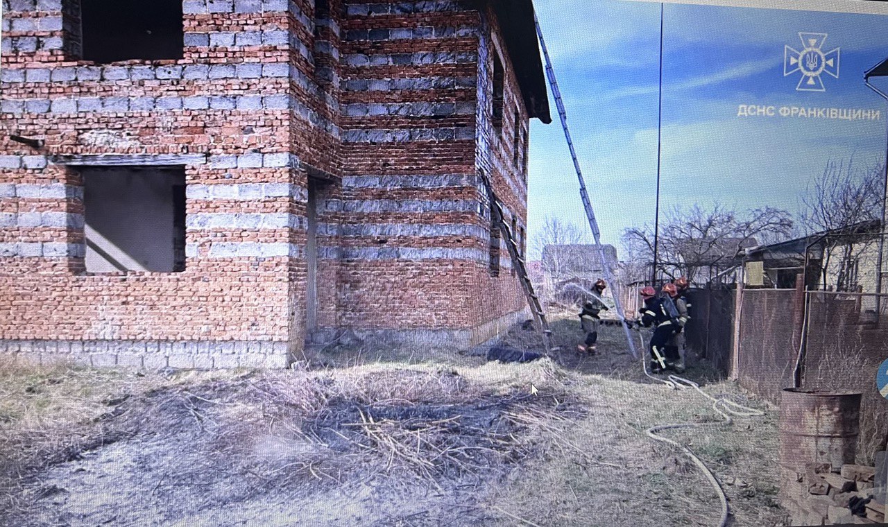 Вогнеборці ліквідували пожежу будинку в селі Підпечери (ФОТОФАКТ)