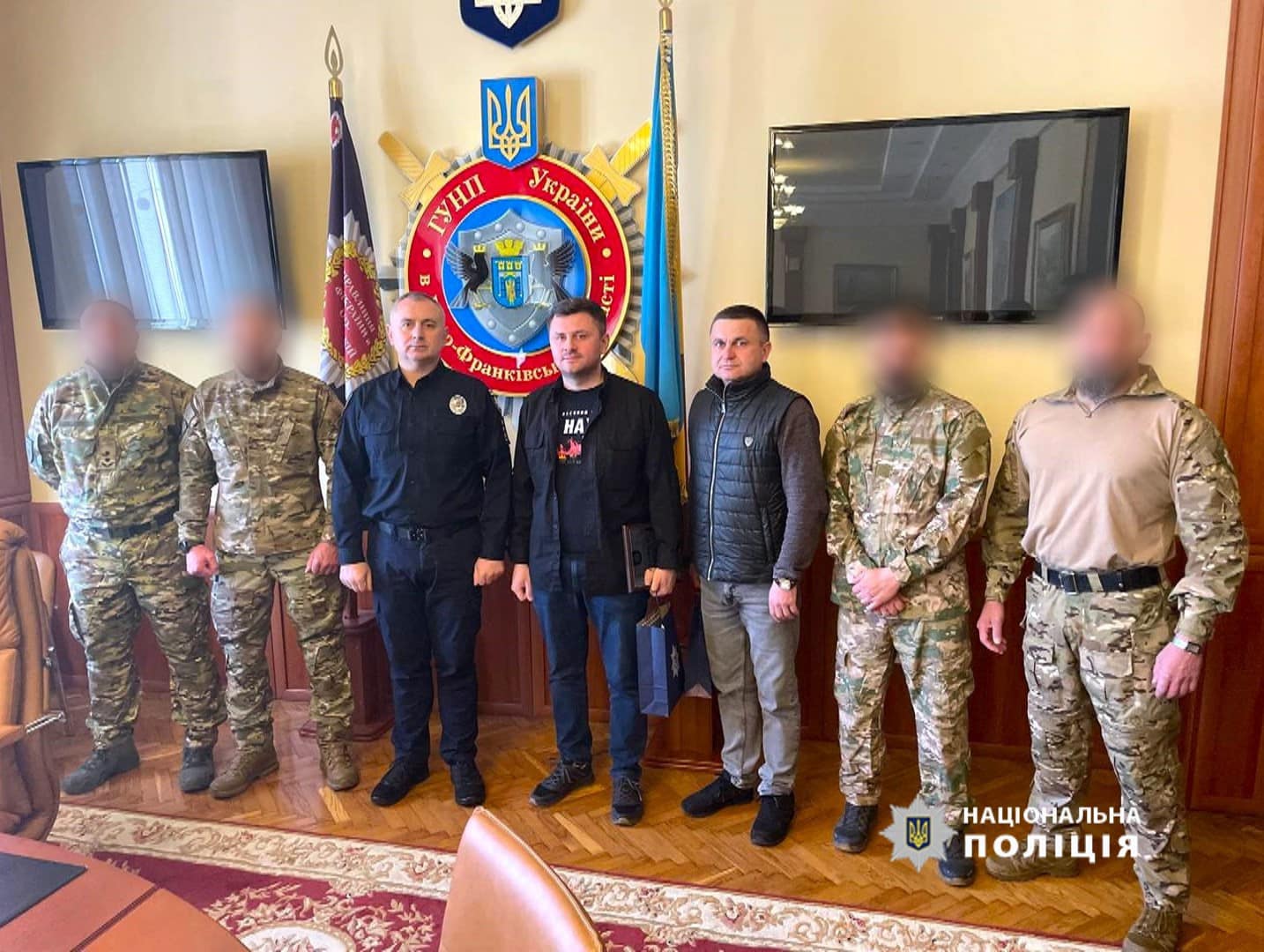 Прикарпатські поліцейські отримали сучасні радіостанції для роботи в зоні бойових дій