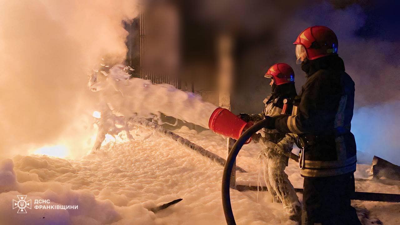 Прикарпатські рятувальники ліквідували пожежу спричинену обстрілом