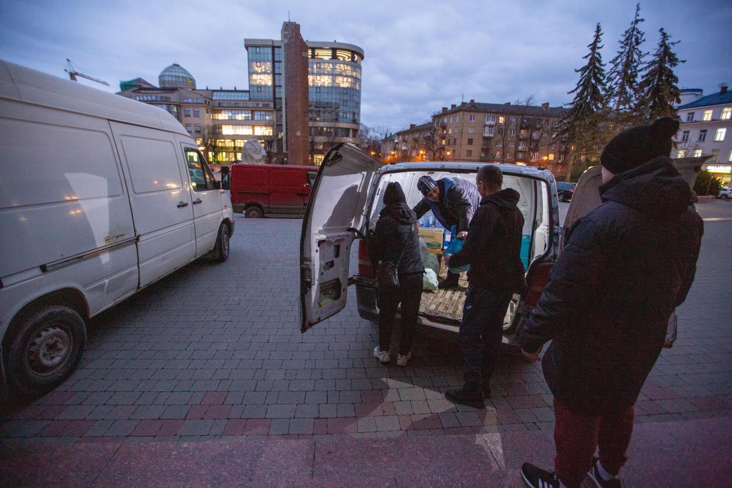 Пампухи і посилки поїхали до військових на передову з Івано-Франківська