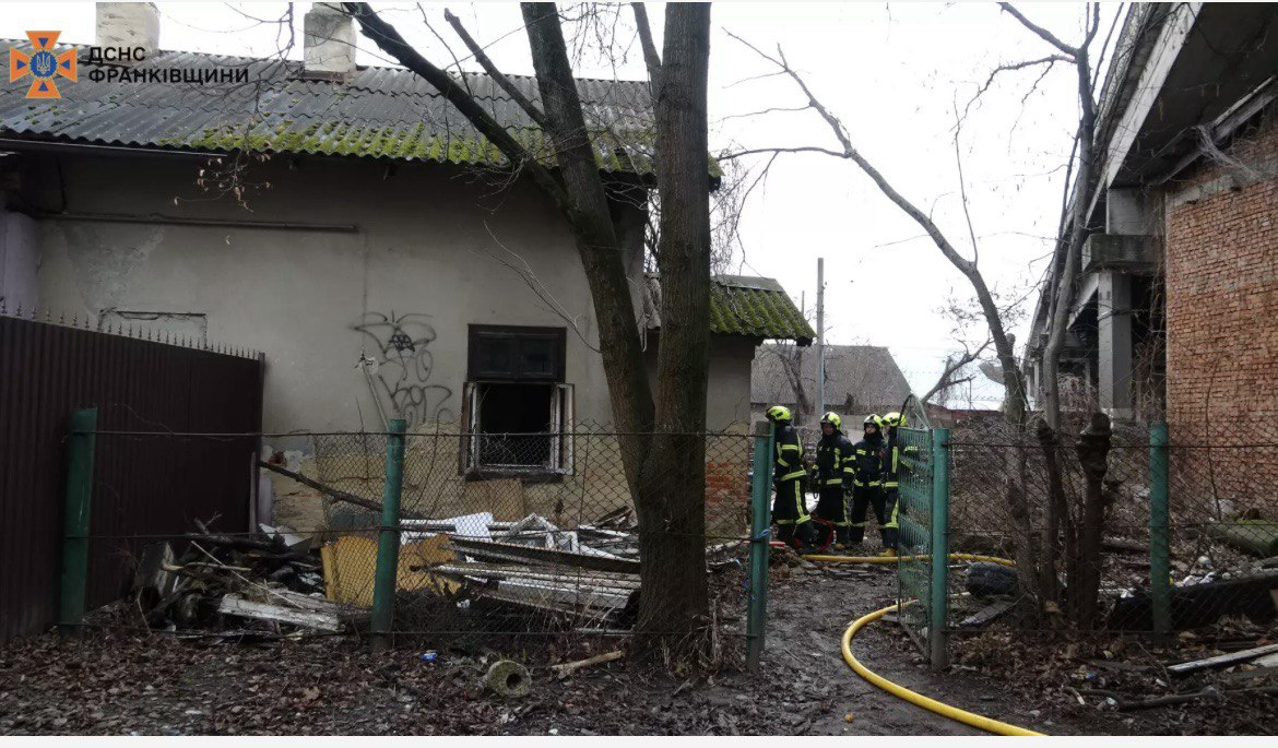 Франківські вогнеборці ліквідували пожежу в недіючій будівлі (ФОТО)