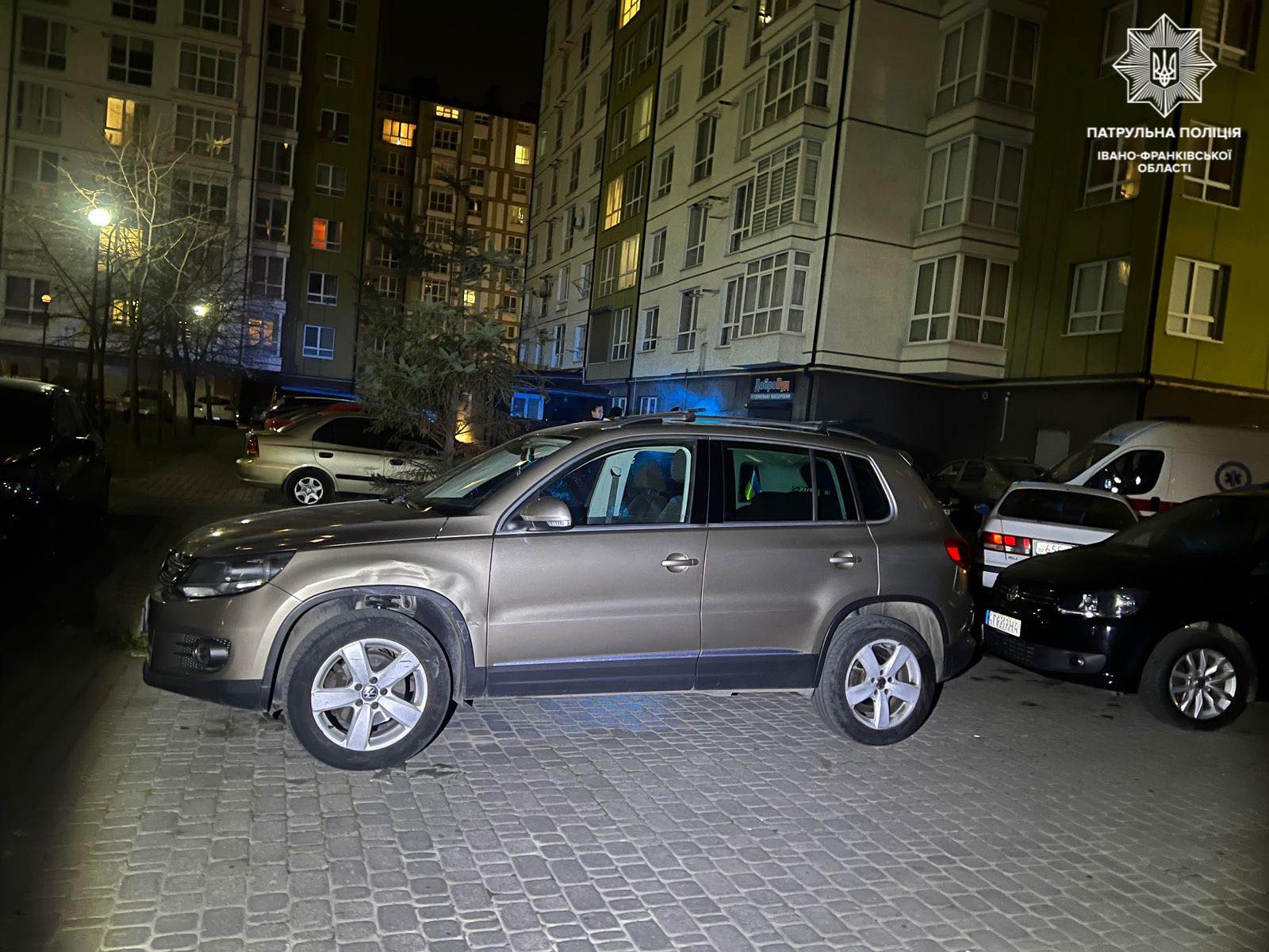 У Франківську нетверезий водій врізався у запаркований автомобіль (ФОТОФАКТ)