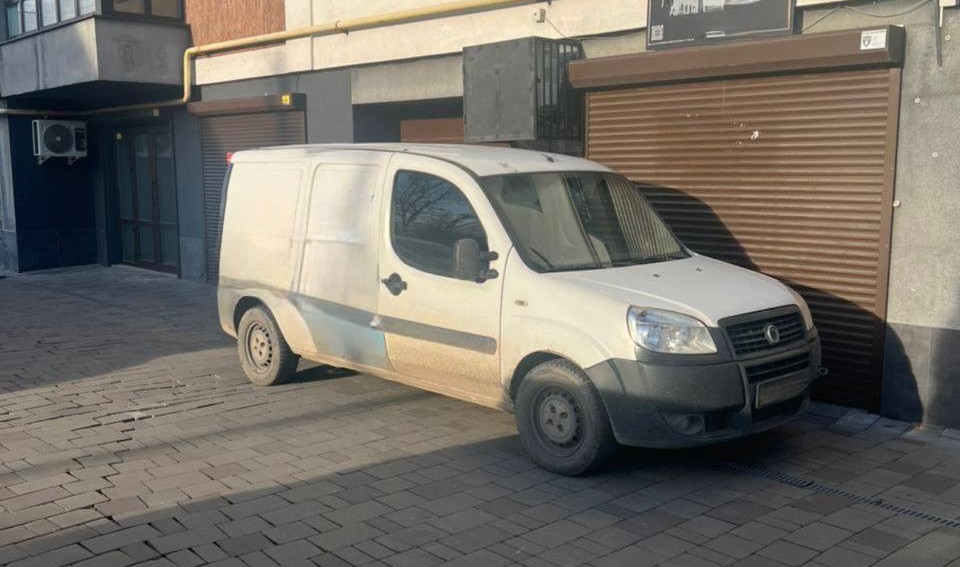 В Івано-Франківську патрульні евакуювали автомобіль, який заблокував вхід до приміщення