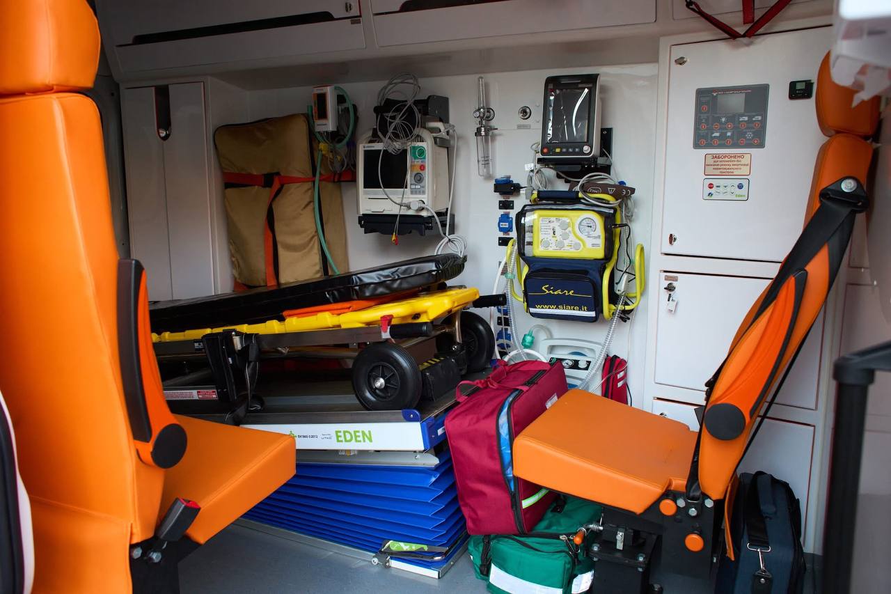 Центральна міська лікарня Івано-Франківська отримала нову “швидку” і мобільний рентген