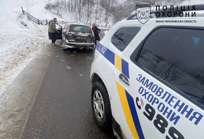 Поліція охорони Івано-Франківщини допомогла подружжю з вадами слуху, яке потрапило в снігову пастку