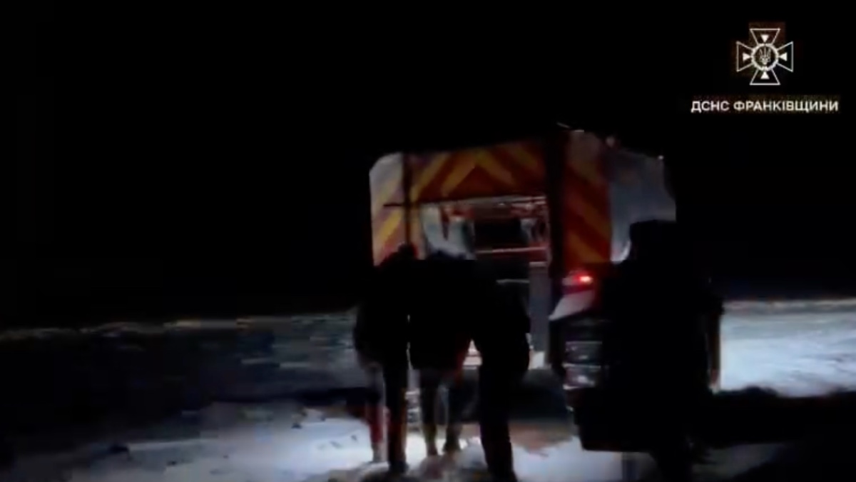 Рятувальники на снігоболотоході «Богун» транспортували травмованого хлопчика до карети екстреної медичної допомоги