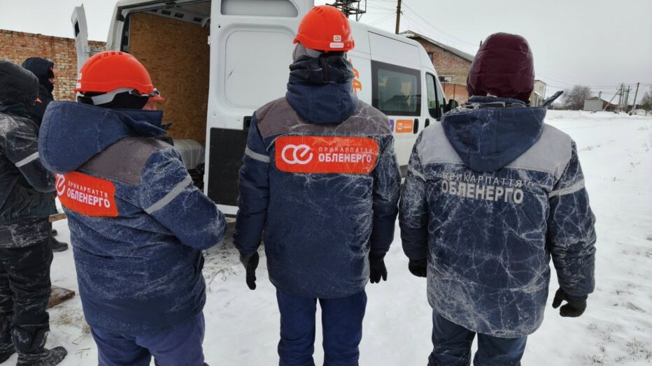 У крижаний дощ, при мінусовій температурі, сильному вітрі та обледенінні бригада обленерго відновлювала лінію зв’язку на Городенківщині