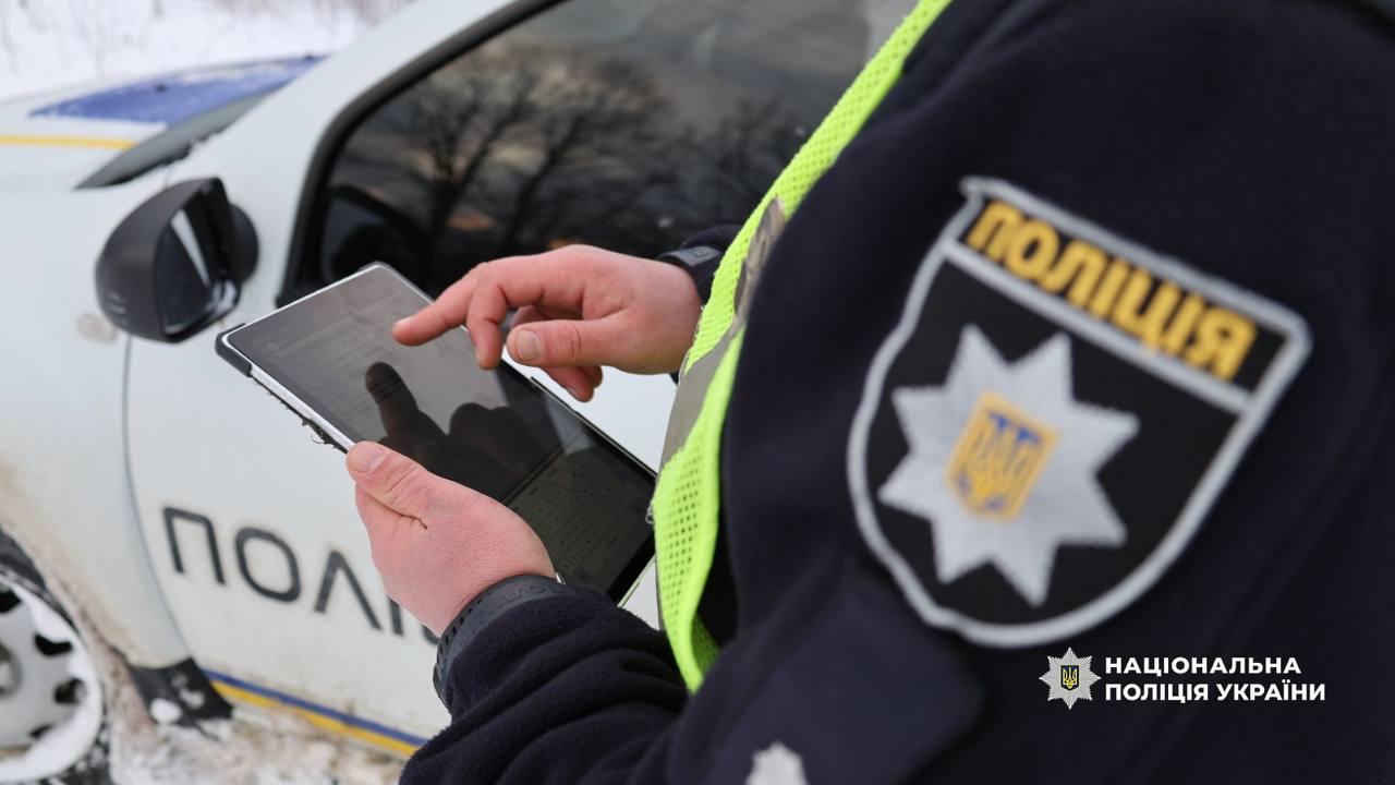 Справляв нужду на пам’ятник: в Івано-Франківську розшукали підлітка, який вчинив протиправні дії на кладовищі