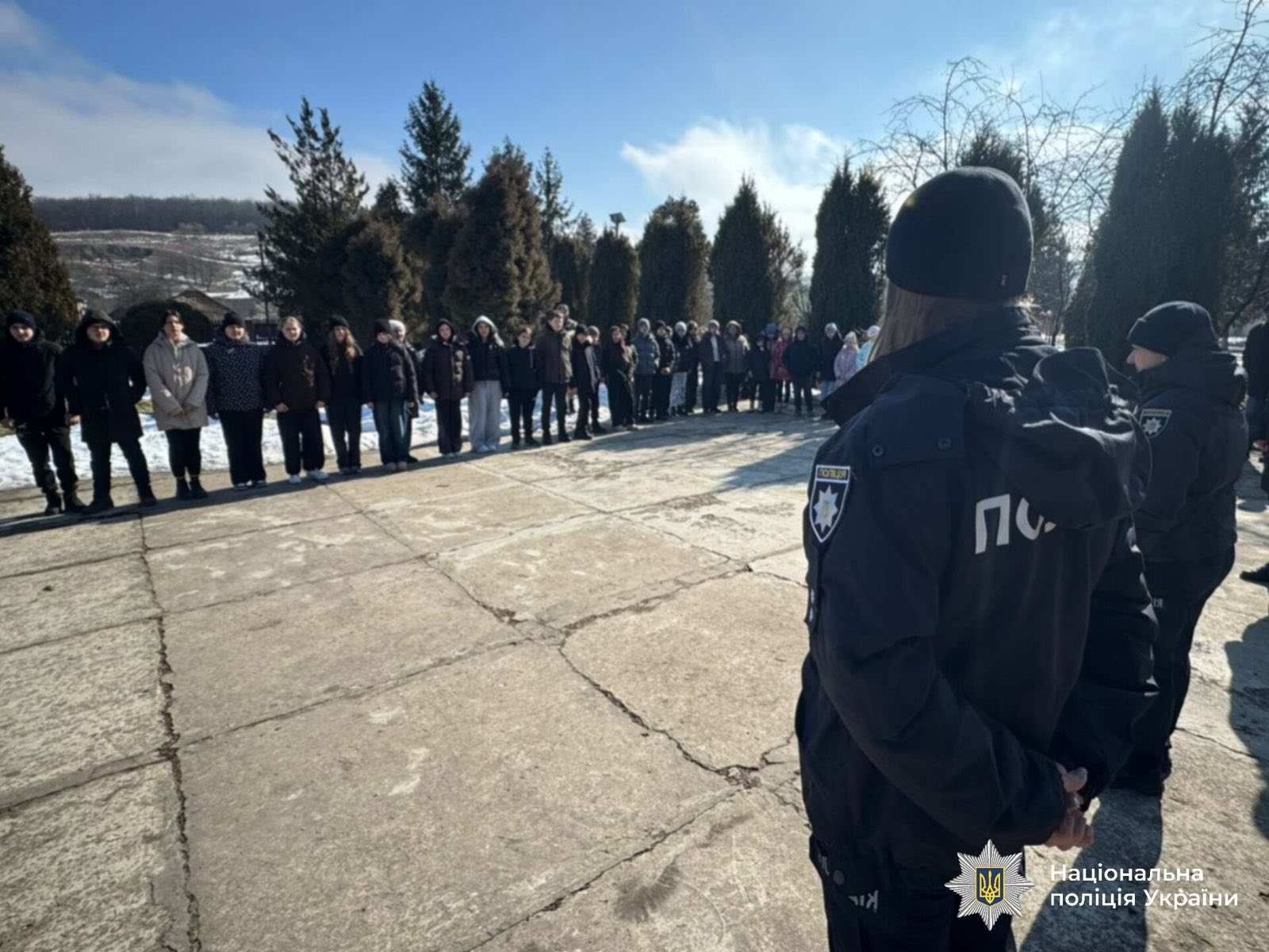 Поліцейські ювенальної превенції Прикарпаття навчають безпеки: у школі відпрацювали алгоритм евакуації