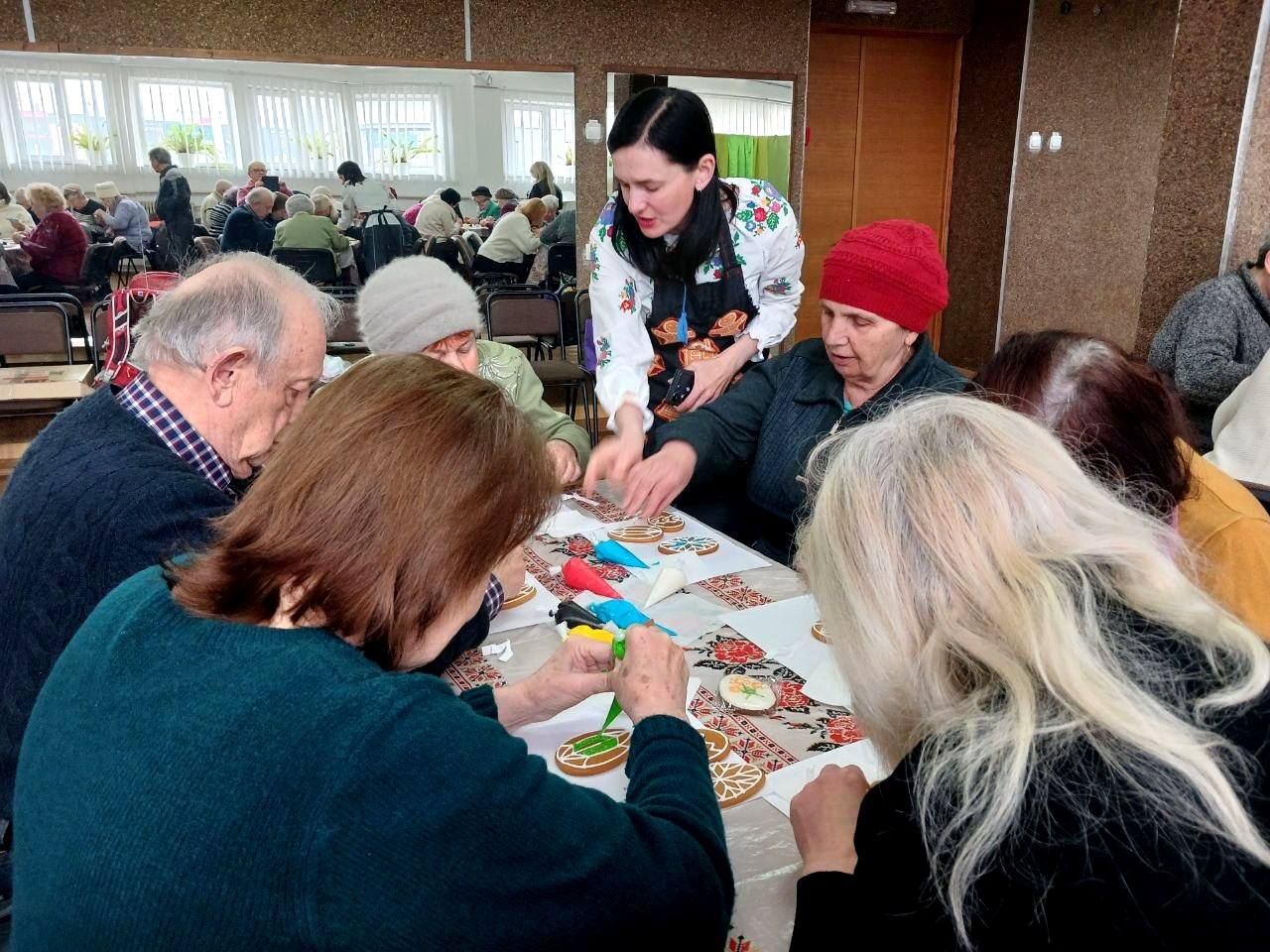 У Франківську люди поважного віку розмальовували великодні пряники для військових