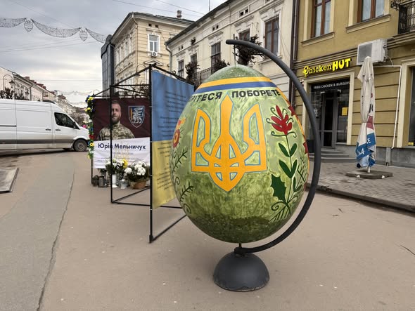 У Коломиї встановили писанку вдячності захисникам