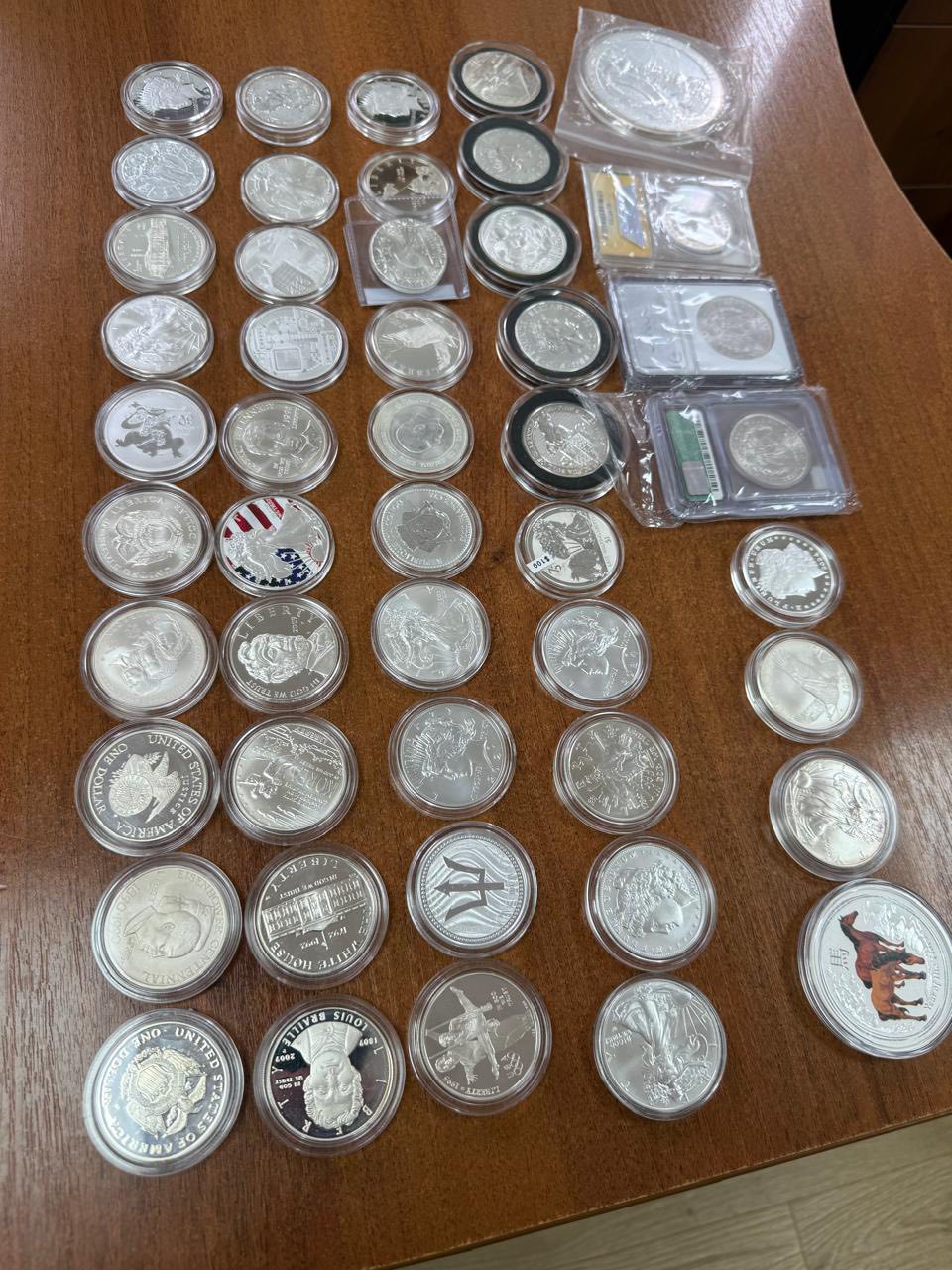 Митники виявили в поштовому відправленні партію колекційних монет