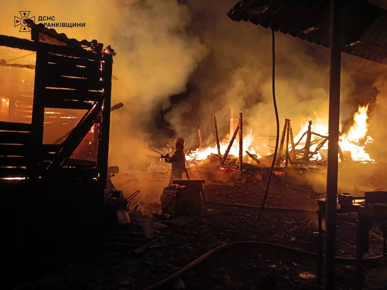 На Косівщині вогнеборці ліквідували пожежу житлового будинку та господарської будівлі