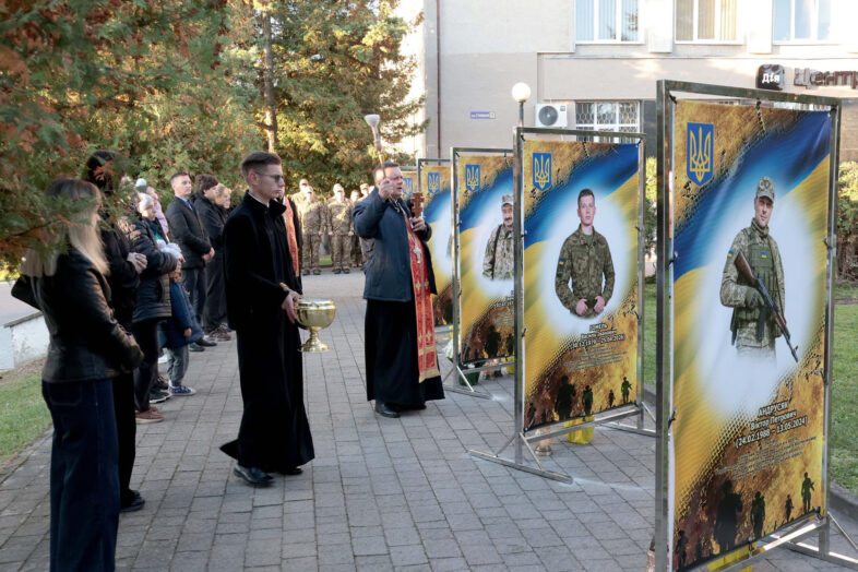 У Тисмениці осв’ятили пам’ятні плакати полеглим воїнам